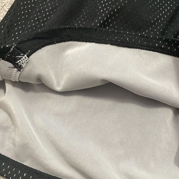 Under armour shorts. Size small - Picture 5 of 5